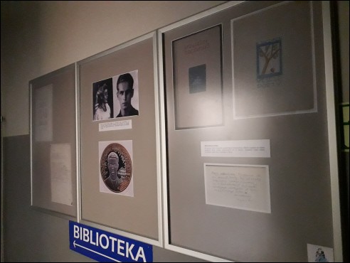 Trzy fotoramy ze zdjęciami Baczyńskiego