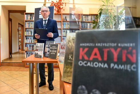 Katyń - oblicza totalitaryzmu