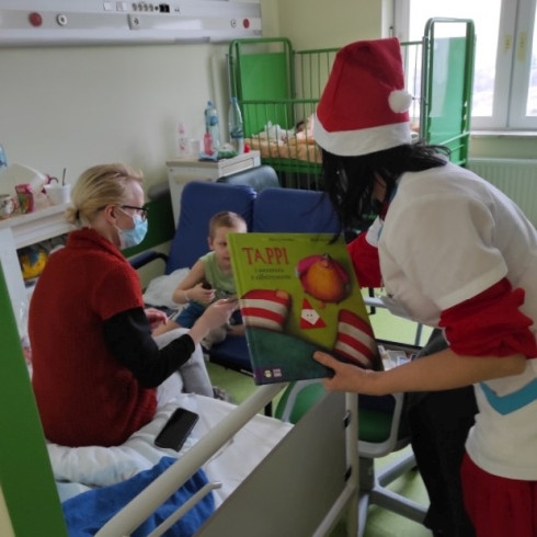 Biblioteczny Mikołaj w Uniwersyteckim Szpitalu Dziecięcym