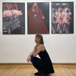 Artystka na tle swoich prac