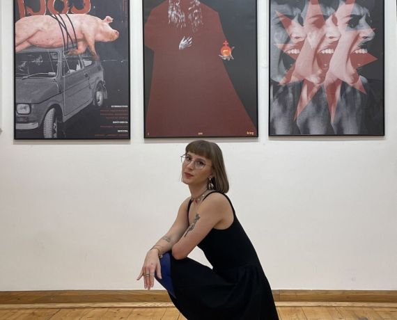 Artystka na tle swoich prac