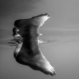 Odbicie stopy w zanurzonej w wodzie