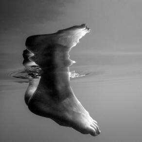 Odbicie stopy w zanurzonej w wodzie