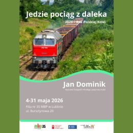 Kolaż plakatu i zdjęć z wystawy "Jedzie pociąg z daleka"