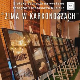 Zdjęcie sali, na sztalugach fotoramy ze zdjęciami