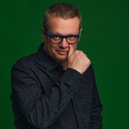Marcin Meller - portret na zielonym tle