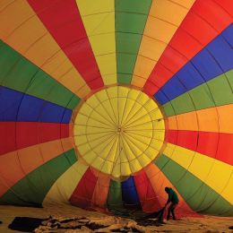 Zdjęcie wnętrza balonu podczas napełniania go ogrzanym powietrzem