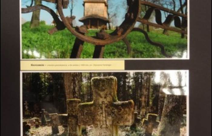 Zdjęcie na górze: żelazny krzyż, przez którego środek widać cerkiew, zdjęcie na dole: kamienne krzyże