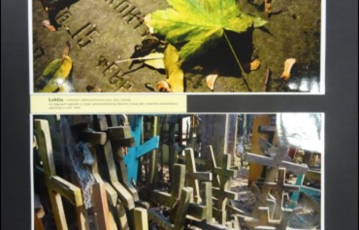 Zdjęcie na górze: kamienny nagrobek przykryty liśćmi, zdjęcie na dole: las drewnianych krzyży